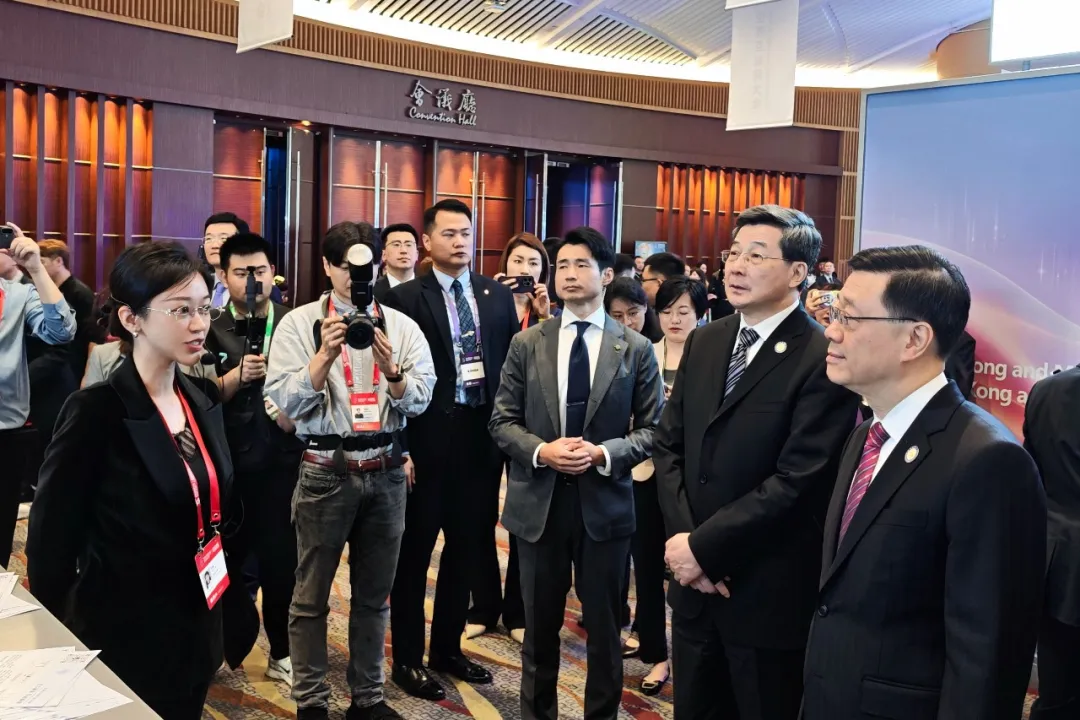 香港特首李家超一行莅临世界互联网大会亚太峰会明略科技展台交流，共话AI赋能产业发展